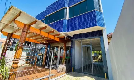 Apartamento amplo com 2 dormitórios e vaga coberta no coração de gravataí