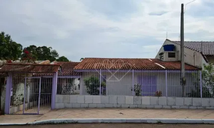Casa com 2 Dormitórios e Amplo Pátio para Alugar no Bairro Bom Sucesso