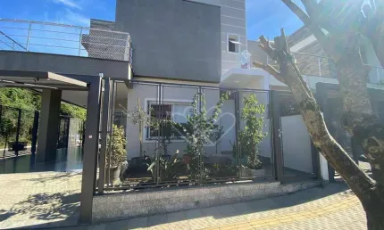 Casa com Suíte e 3 Vagas em Localização Privilegiada