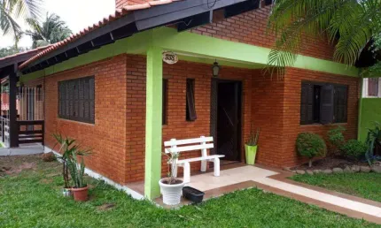 Casa ampla com piscina à venda no Centro de Gravataí, próxima a tudo