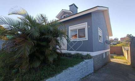 Casa com piscina, lareira e excelente localização no bairro Natal