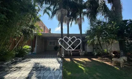 Casa espaciosa e aconchegante: 3 dormitórios, área gourmet e localização privilegiada!
