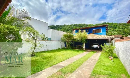 2 casas com 4 quartos sendo 2 suítes na praia da maranduba