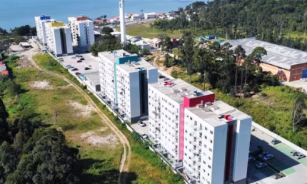 Brisas do oceano,50 metros do mar fica em Palhoça e fornece área de praia privativa, piscina ao ar livre, Wi-Fi grátis e uma recepção 24 horas. Iguatemi Florianópolis fica a apenas 34 km de distância.