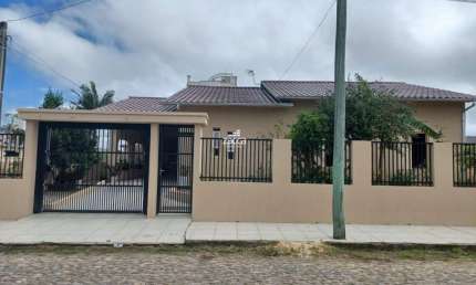 Casa para Venda em Sombrio, Centro, 3 dormitórios, 1 suíte, 2 banheiros, 2 vagas