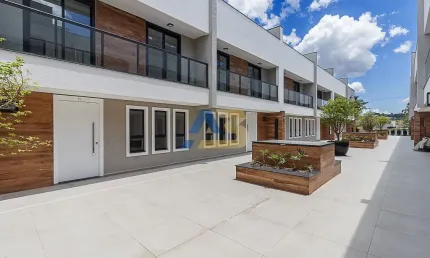 Casa com 3 Suítes à venda, 271 m² por R$ 2.069.457 - Santo Inácio - Curitiba/PR