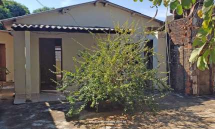 Vende-se casa no Jardim Planalto. Casa de madeira em ótima localização. Terreno amplo