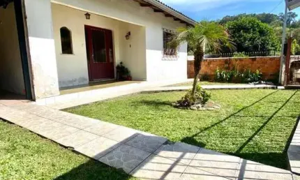 Casa com 3 quartos à venda na Nossa Senhora da Saúde, Caxias do Sul  por R$ 500.000