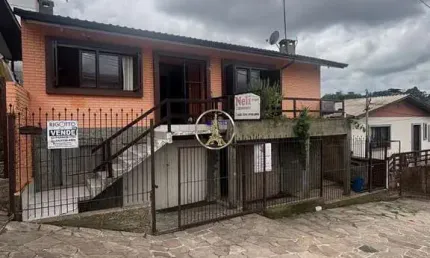 Casa com 5 quartos à venda no Diamantino, Caxias do Sul  por R$ 450.000