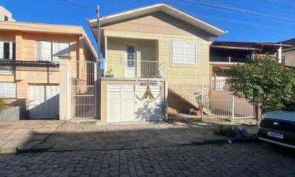 Casa com 3 quartos para alugar no Rio Branco, Caxias do Sul  por R$ 2.200