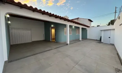 Linda Casa a venda no Bairro Santa Mônica com piscina