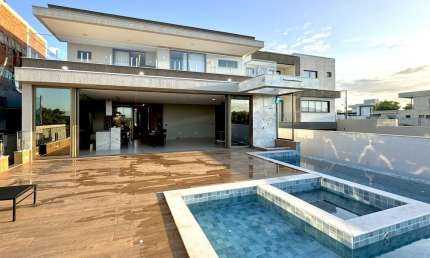 Duplex com  657 m2 Construídos, 4 Suítes, 3 Closets, Hidro, Área Gourmet e Piscina no Arquipélago de Manguinhos