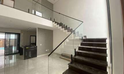 Imóvel de Luxo em Jundiaí: Casa à Venda com 3 Quartos, 3 Suítes, 2 Salas, 4 Vagas de Garagem e 210m² de Área