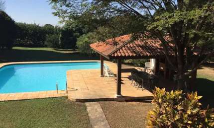 COM AT DE 10 MIL m²  ESTA ÓTIMA CASA DE CAMPO  MOBILIADA PARA LOCAÇÃO NO LOTEAMENTO CHÁCARA MORADA MEDITERRÂNEA - JUNDIAÍ SP