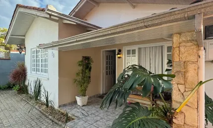 Casa plana averbada - 1 suíte + 2 quartos - piscina - Anita Garibaldi - Joinville/SC.