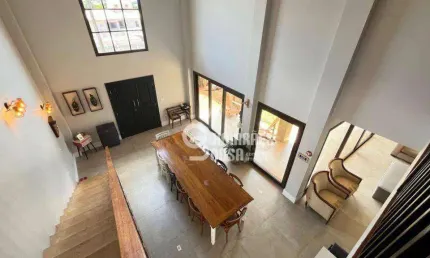 Casa Neoclássica em Valinhos - Próxima ao Colégio Porto Seguro, 3 Suítes e Acabamentos de Luxo