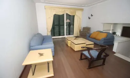 Maravilhosa casa disponível para locação, totalmente mobiliada e com espaços encantadores