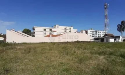 Oportunidade Única: Terreno Espaçoso com Casa Construída em Localização Estratégica
