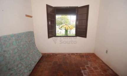 Casa com amplo pátio a duas quadras da orla do Laranjal