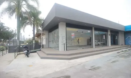 Loja Comercial com Vitrine Ampla na Av. Domingos de Almeida - Alto Fluxo e Localização Estratégica