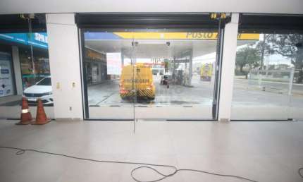Loja Comercial com Vitrine Ampla na Av. Domingos de Almeida - Alto Fluxo e Localização Estratégica