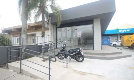 Loja Comercial com Vitrine Ampla na Av. Domingos de Almeida - Alto Fluxo e Localização Estratégica