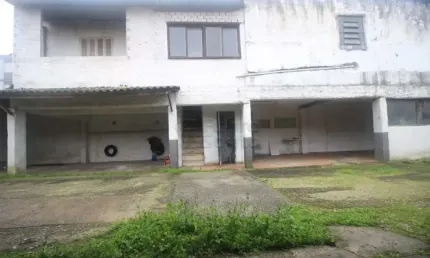 Prédio Comercial com 22 boxes e casa residencial ideal para Estacionamento e Moradia.