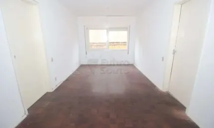 Amplo Apartamento de 3 dormitórios com sacada no Condomínio Costellamar no Centro de Pelotas.