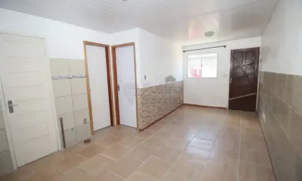 Casa Compacta de 1 Dormitório em Pátio Compartilhado no Bairro Areal: Praticidade e Conforto Próximo à RBS!