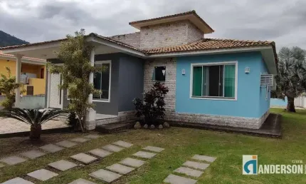 UB54 - Excelente casa dentro de condomínio em Ubatiba.