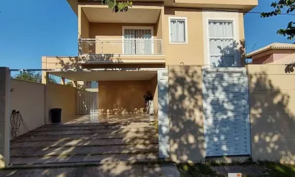 Maravilhosa casa com 4 quartos (1 suíte) em condomínio fechado em Maricá