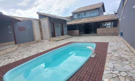 Maravilhosa Casa 3 Quartos (2 suítes) na quadra com piscina e churrasqueira no Jd. Atlântico Oeste