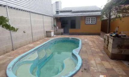 Casa 2 Quartos (1 suíte) com piscina e churrasqueira + anexo  2 kitinetes no Jd. Atlântico Oeste