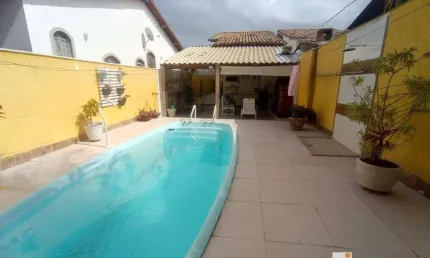 Casa 2 Quartos (1 suíte) com piscina e churrasqueira no Jd. Atlântico  Central prox. a praia