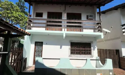 Casa duplex em condomínio fechado com 3 Quartos ao lado do Centro Comercial do Jd. Atlântico