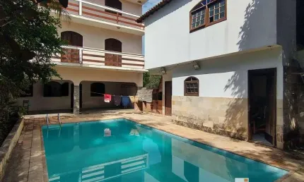 Triplex com 6 Quartos (4 suítes) com piscina e churrasqueira prox. a praia no Jd. Atlântico Central