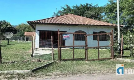 ÓTIMA CASA COM 181,65M² DE ÁREA CONSTRUÍDA E 6.622,86M² DE TERRENO, NO CONDOMÍNIO TRÊS REIS.