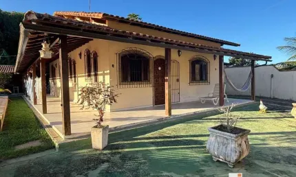 Excelente casa com 4 Quartos (sendo 2 suítes) com piscina e churrasqueira em terreno 600m² prox. a praia  no Jd. Atlântico Oeste