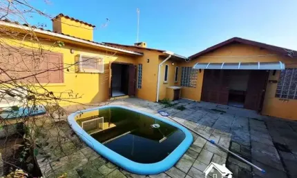 Casa e Anexo com 6 Dormitórios, Suíte e Piscina Privativa no Centro de Cidreira/RS