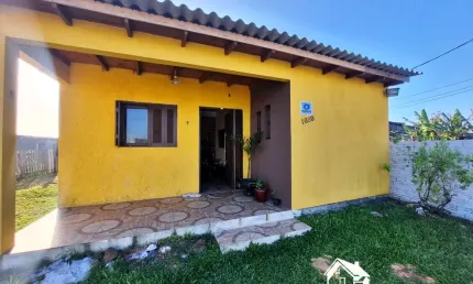 Casa com 2 Dormitórios e Pátio Amplo em Cidreira/RS
