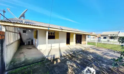 Terreno de Esquina em Rua Asfaltada com Casa de Madeira na Praia de Cidreira/RS