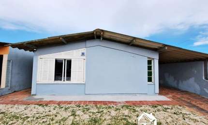 Casa com 3 Dormitórios e Anexo com Suíte no CENTRO em Quadra Beira Mar na Praia de Cidreira/RS