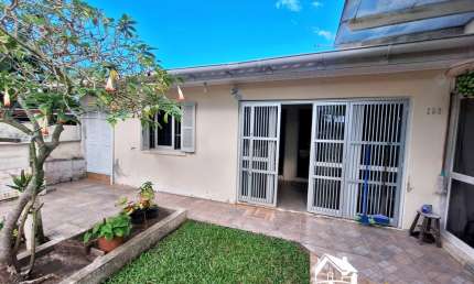 Encantadora Residência com 4 Dormitórios e Suíte no Centro da Praia de Cidreira/RS