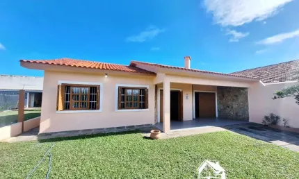 Belíssima Residência com Anexo em Rua Asfaltada no Centro da Praia de Cidreira/RS