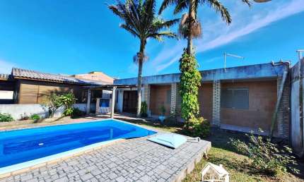 Casa com 4 Dormitórios, Suíte, Espaço Gourmet com Churrasqueira e Piscina na Praia de Cidreira/RS