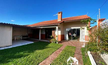 Belíssima Residência com 3 Dormitórios no Centro da Praia de Cidreira/RS