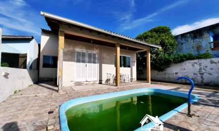 Casa com 4 Dormitórios, Anexo e Piscina no Centro de Cidreira/RS