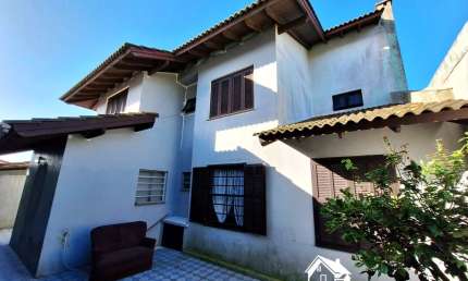 Casa com 6 Dormitórios, Salão de Festas e Anexo Pertinho da Praia em Cidreira/RS