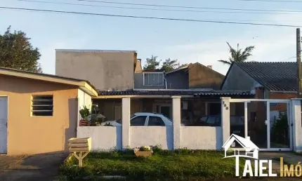 Casa com 3 Dormitórios e Kitnet Individual no Centro de Cidreira/RS