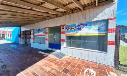 Casa com 3 dormitórios e ponto comercial na avenida mostardeiros em cidreira/rs